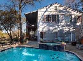 The River Road Retreat at Lake Austin-A Luxury Guesthouse Cabin & Suite，位于奥斯汀的住宿加早餐旅馆