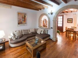 House Es Convent in Alcudia, close to beaches，位于阿尔库迪亚的酒店