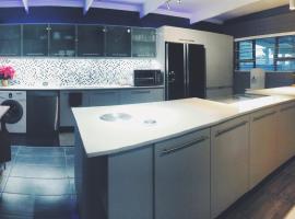 3 on Pine, Luxury Home[WiFi,DSTV,Parking incl]，位于乔治的酒店