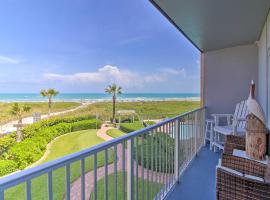 Sunny Oceanfront Condo on South Padre Island Beach，位于南帕诸岛的酒店