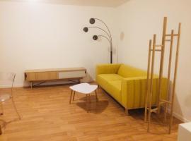 Majestics Luxury Apartments - 3BR With private Parking in front of train station - Paris Stade de France RER B，位于圣但尼的豪华酒店