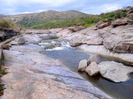 LA TOMA Complejo de Monta&ntilde;a - Caba&ntilde;as y Habitaciones en Hosteria，位于米娜克拉韦罗的海滩酒店