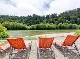 RR Yacht Club-Private beach, Hot tub, Outdoor fun