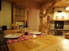 appartement cozy dans chalet 6 pers voiture 4 roues motrice a dispo，位于拉克吕萨的木屋