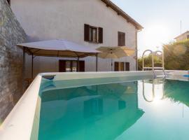 Borgo Santa Lucia Apartment with Private Parking & Garden，位于古比奥的酒店