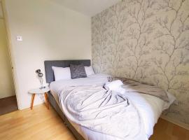 Oldbrook BUDGET FRIENDLY 3 Bedroom House Sleeps 6 FREE PARKING and NETFLIX，位于米尔顿凯恩斯的度假屋