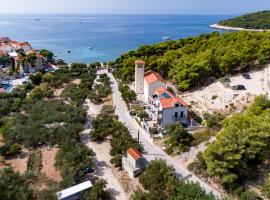 ISLAND HVAR LUXE Holiday Villa Maslina with Beach，位于赫瓦尔的酒店