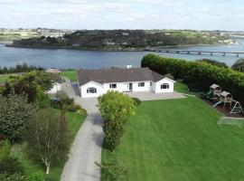 Marina views, Kinsale, Exquisite holiday homes, sleeps 20，位于金塞尔的度假短租房