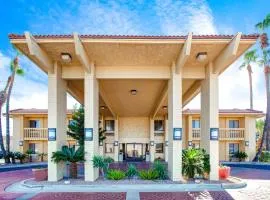 东土桑拉金塔酒店