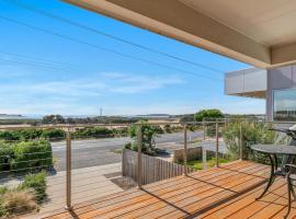 Swan Bay Lookout，位于Surf Beach的度假短租房