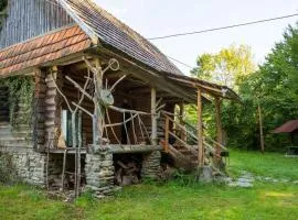 Хатина біля потока