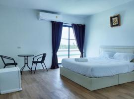 White House Hotel Suphanburi，位于Ban Sa Maklua的酒店