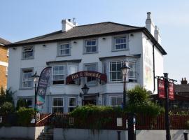 Fox & Hounds Pub，位于Long Ditton的宾馆