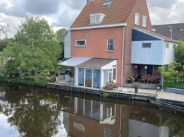 Characteristic detached house next to water，位于赞丹的酒店