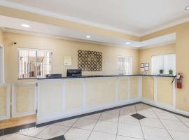 Econo Lodge Inn & Suites Bryant，位于布赖恩特的酒店