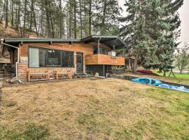 Flathead Lake Waterfront Cabin with Dock and Kayaks，位于波尔森的酒店