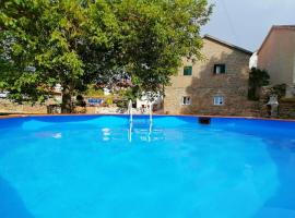 Cantinho D'Aldeia，位于瓜尔达的带热水浴缸的酒店