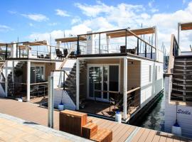 Floating House Sea Queen，位于波尔托罗的酒店