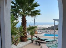 CASA JAN with pool, mountain and sea views.，位于Enix的酒店