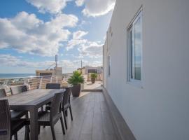 KERNICE Penthouse with Sea and Country Views of Xghajra，位于Xgħajra的酒店