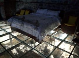 Nuci's Home glass floor，位于Tushemisht圣纳姆修道院附近的酒店