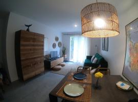 Apartamento nuevo en el centro con garaje，位于卡达克斯的住宿