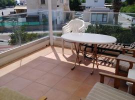 Larnaca, Pervolia 1 bedroom seaside apartment，位于皮尔瓦利亚的酒店