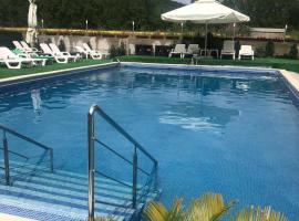 Hotel Ostrov，位于克利默内什蒂的海滩酒店