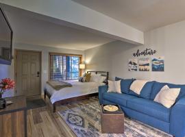 Steamboat Springs Studio Less Than 1 Mi to Ski Resort，位于斯廷博特斯普林斯的带按摩浴缸的酒店