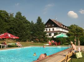 Hotel Hrazany，位于Nebřich的酒店