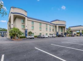 Clarion Inn & Suites Central Clearwater Beach，位于克利尔沃特圣彼得堡-清水湾国际机场 - PIE附近的酒店