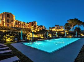 Resort 37，位于里尼亚诺苏拉尔诺的带泳池的酒店