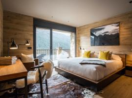 Luxury Alpine Residence with Hot Tub - By Ski Chalet Andorra，位于索尔德乌的公寓