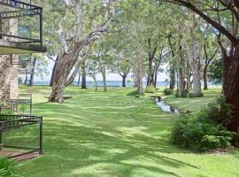 Bay Parklands 23 located at Little Beach with air con pool and tennis court，位于浅滩湾的酒店