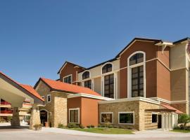 Drury Plaza Hotel San Antonio Airport，位于圣安东尼奥Blessed Sacrament Catholic Church Athletic Field附近的酒店