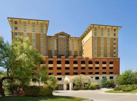 Drury Inn & Suites San Antonio Near La Cantera，位于圣安东尼奥The Shops at La Cantera附近的酒店