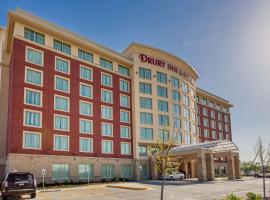 Drury Inn & Suites Iowa City Coralville，位于克拉尔维尔的酒店