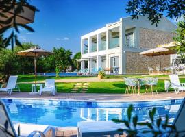 Alonaki Resort，位于普雷韦扎的带泳池的酒店