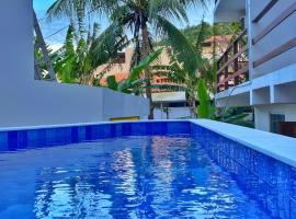 Pousada Primeira Praia Su&iacute;tes，位于莫罗圣保罗的带泳池的酒店