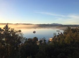 Strahan Wilderness Lodge，位于斯特拉恩的木屋