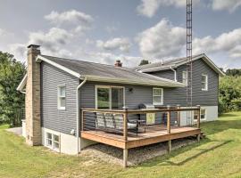 Modern Zanesville Escape with Deck and Spacious Yard，位于曾斯维尔的酒店