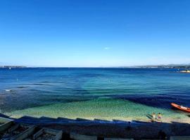 Miramare studio pieds dans l eau vue mer féerique 180 féerique，位于锡富尔勒普拉日的酒店