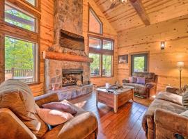 Creekside Broken Bow Cabin with Hot Tub and Fire Pit!，位于斯蒂芬斯穴窟的酒店
