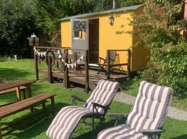 The Hideaway at Duffryn Mawr Self Catering Cottages，位于考布里奇的宠物友好酒店