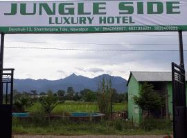 Jungle Side Luxury Hotel，位于Kawasoti的酒店