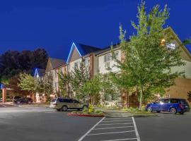 Comfort Inn & Suites Tualatin - Lake Oswego South，位于Tualatin的带停车场的酒店