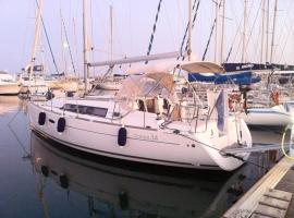 Boat & Sailing Torregrande Sinis Yachting，位于奥里斯塔诺的船屋