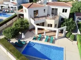 Holiday villa with pool and sea view!