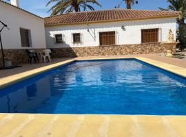 Chalet con piscina privada de 4 dormitorios Las Herrerias -cerca de Vera Playa-，位于库埃瓦斯德拉尔曼索拉的木屋