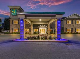 Quality Inn & Suites Hendersonville - Flat Rock，位于弗拉特罗克的酒店